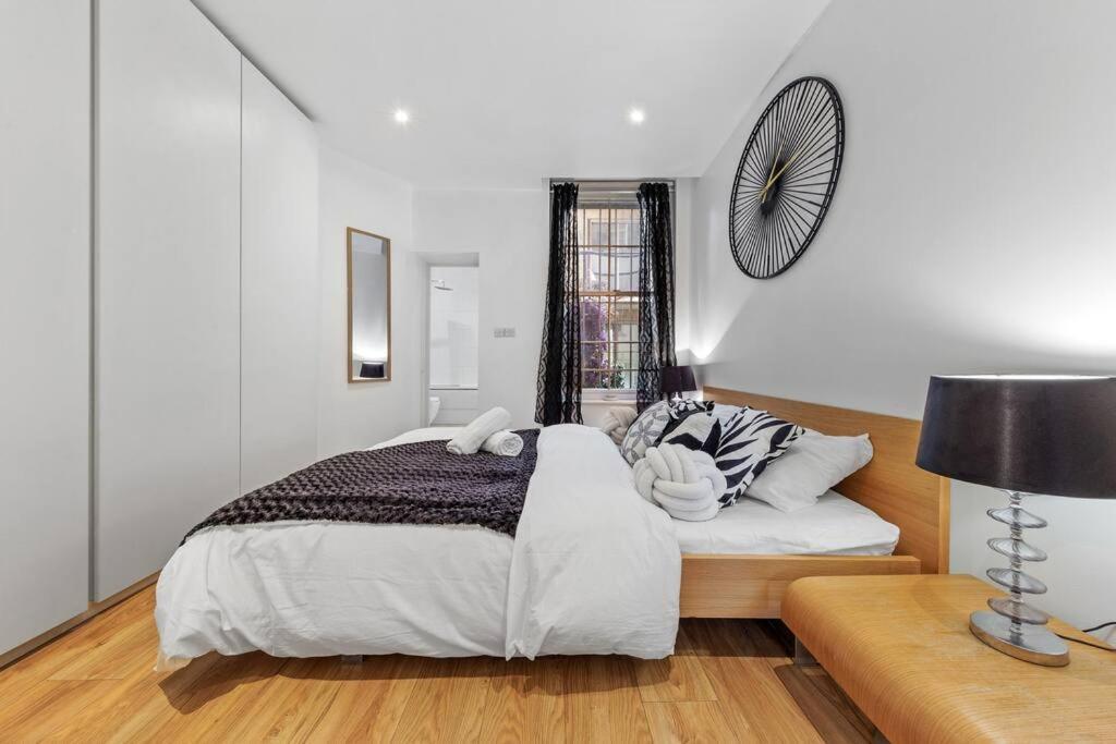 3 Bedroom Flat In Haymarket London Sleeps 14 Hy1 Экстерьер фото