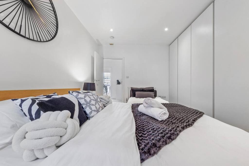 3 Bedroom Flat In Haymarket London Sleeps 14 Hy1 Экстерьер фото