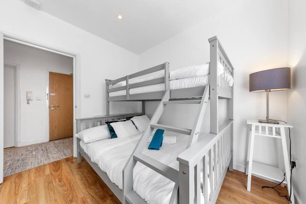 3 Bedroom Flat In Haymarket London Sleeps 14 Hy1 Экстерьер фото