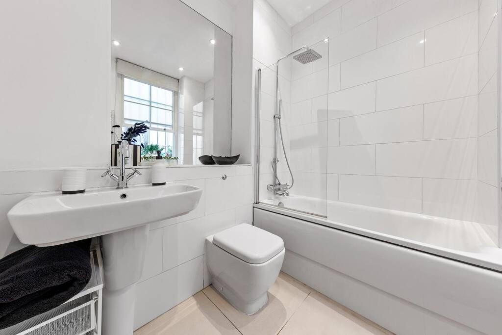 3 Bedroom Flat In Haymarket London Sleeps 14 Hy1 Экстерьер фото