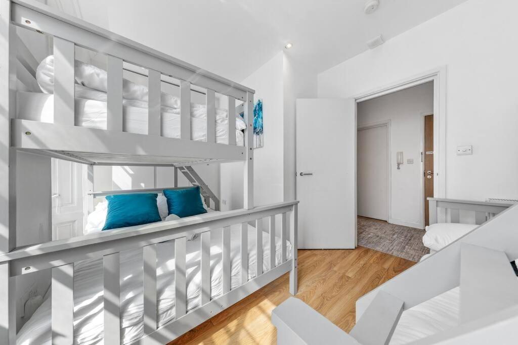 3 Bedroom Flat In Haymarket London Sleeps 14 Hy1 Экстерьер фото