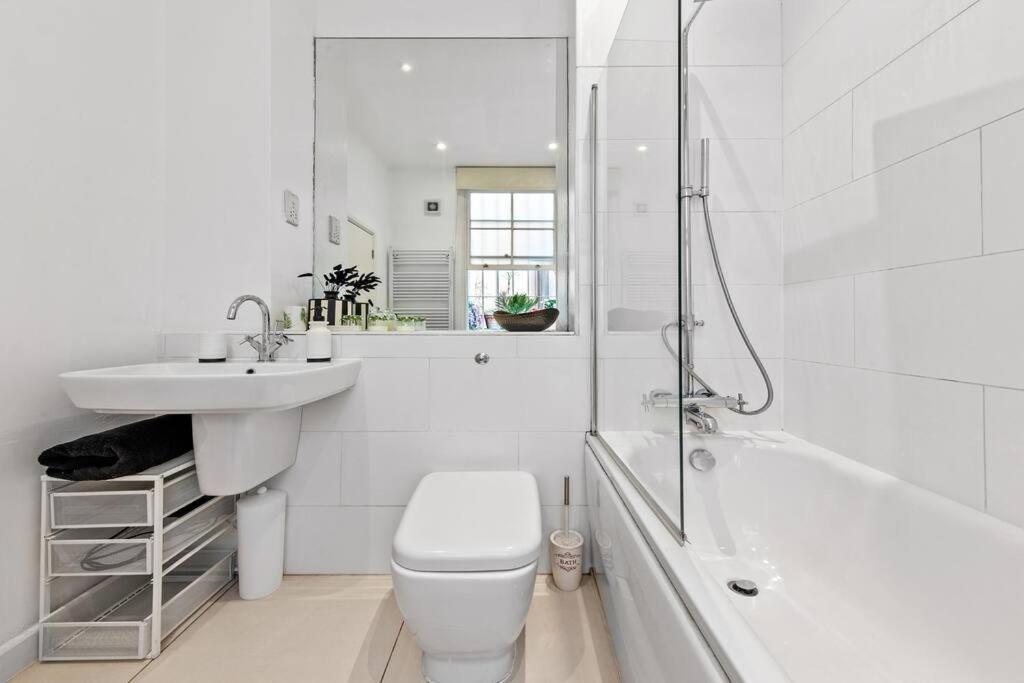 3 Bedroom Flat In Haymarket London Sleeps 14 Hy1 Экстерьер фото