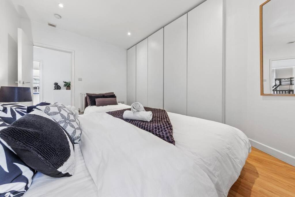 3 Bedroom Flat In Haymarket London Sleeps 14 Hy1 Экстерьер фото