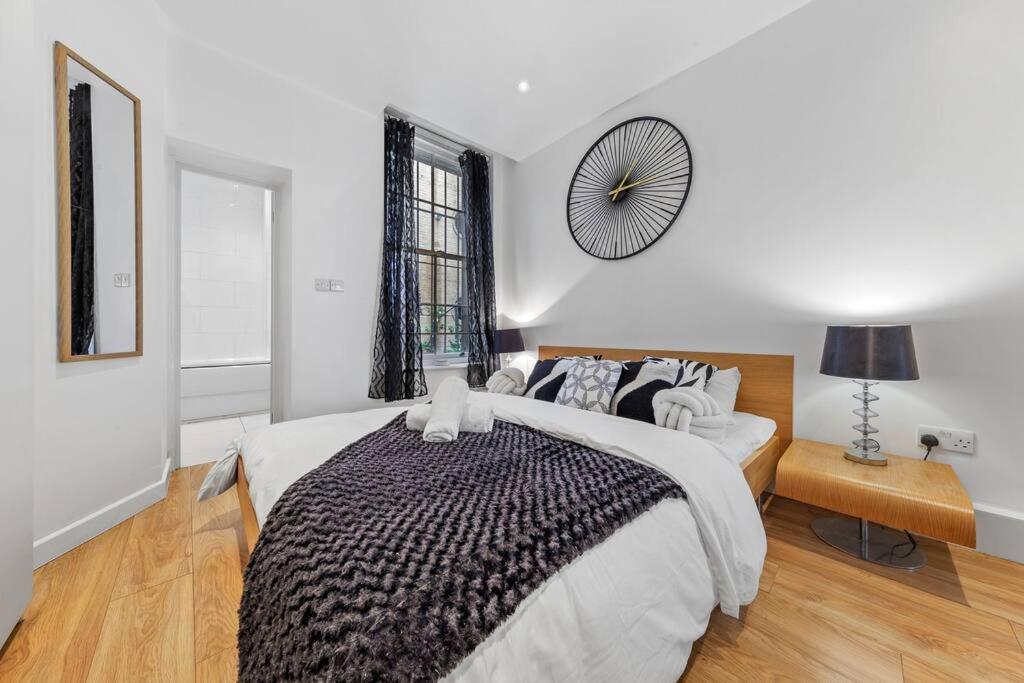 3 Bedroom Flat In Haymarket London Sleeps 14 Hy1 Экстерьер фото