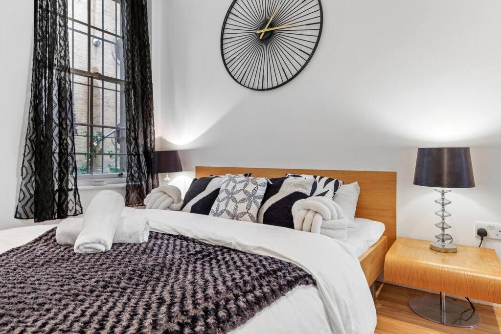 3 Bedroom Flat In Haymarket London Sleeps 14 Hy1 Экстерьер фото