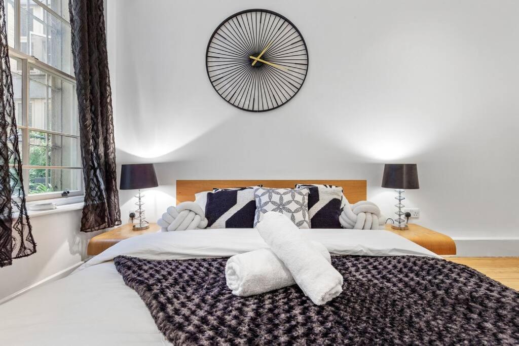 3 Bedroom Flat In Haymarket London Sleeps 14 Hy1 Экстерьер фото