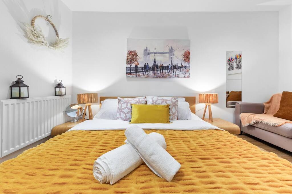 3 Bedroom Flat In Haymarket London Sleeps 14 Hy1 Экстерьер фото