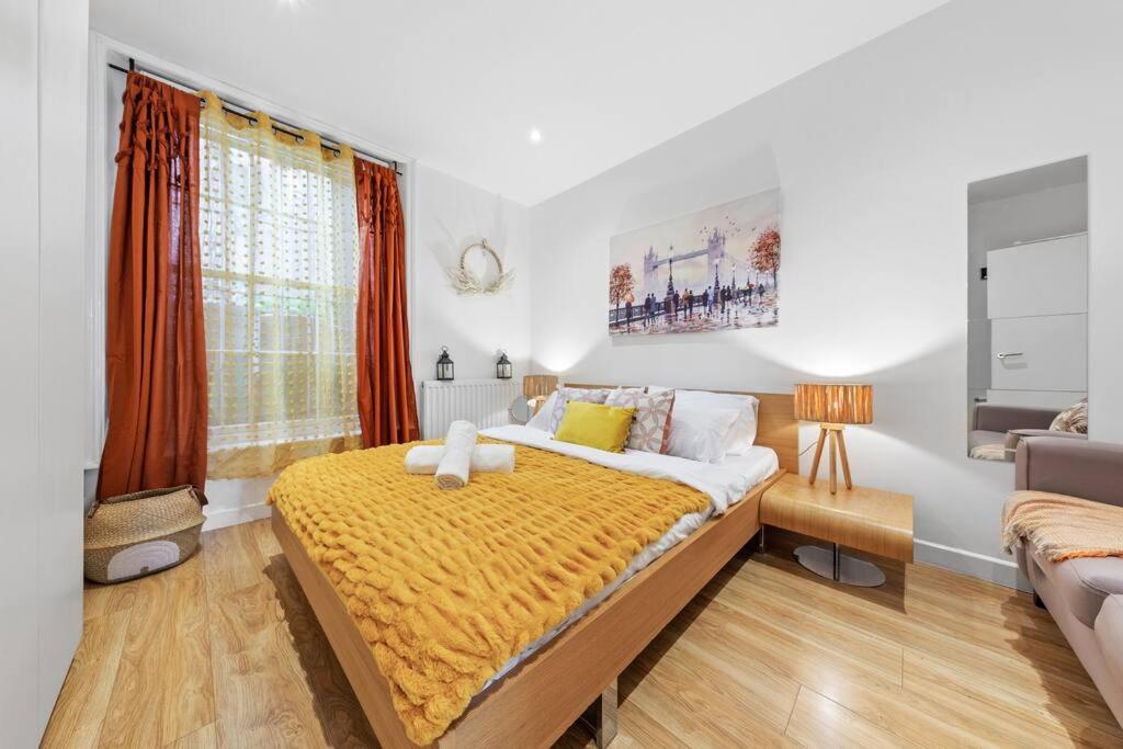 3 Bedroom Flat In Haymarket London Sleeps 14 Hy1 Экстерьер фото